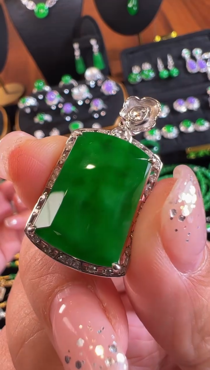 【闪购商品】翡翠颈饰18K金镶嵌无事牌吊坠