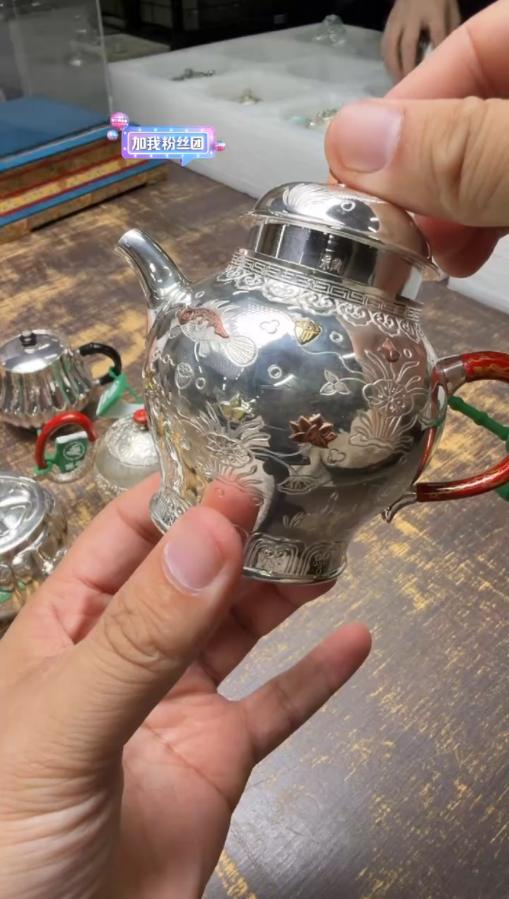 小***。寸发标手作錾刻嵌金大漆鱼藻纹将军壶