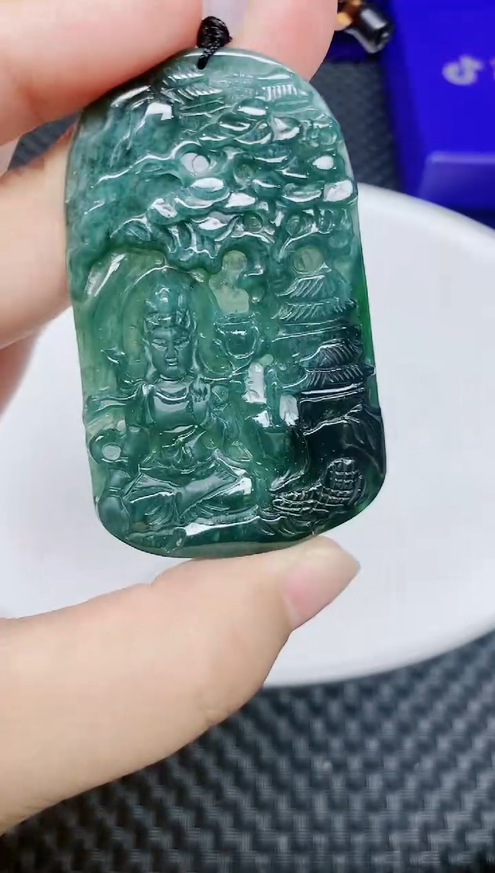 翡翠未镶嵌颈饰            