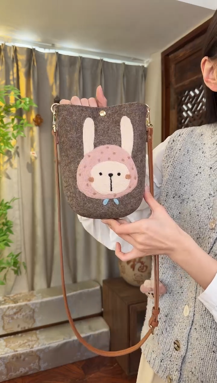 羊毛非遗羊毛毡包 手机包兔子