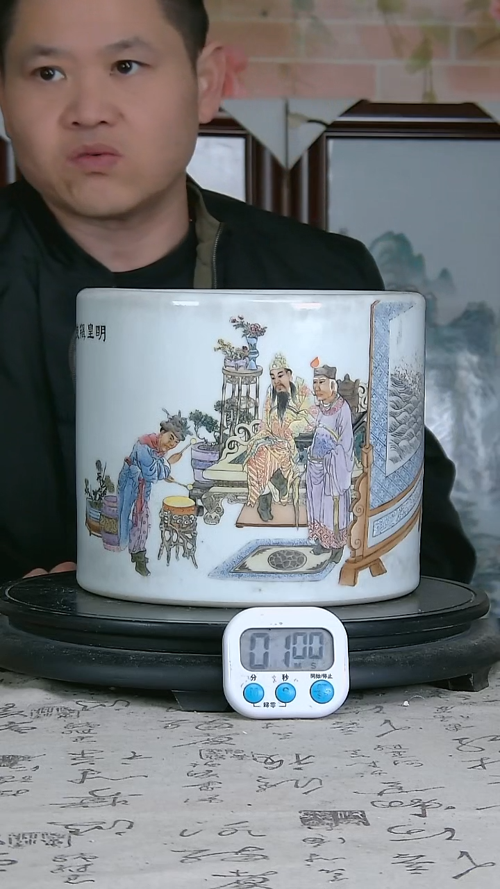 陶用****5粉彩精绘人物图笔筒