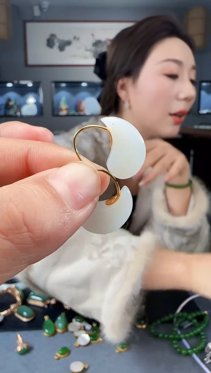 【闪购商品】和田玉耳钉18K金镶嵌1