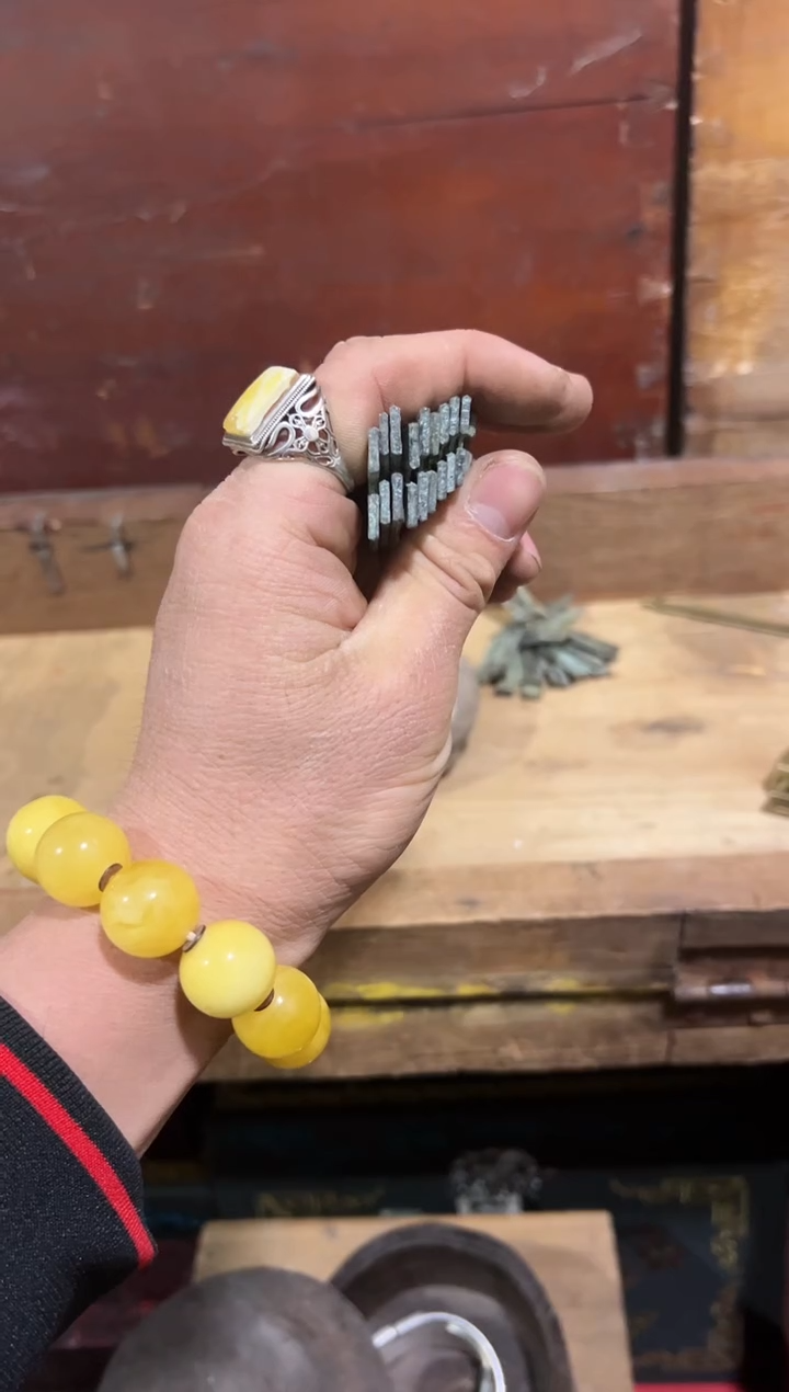 金属刀形状一串藏收摆件