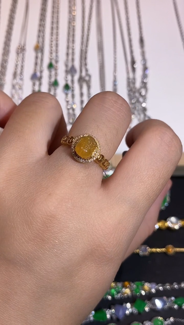 颈饰18K金镶嵌翡翠戒指