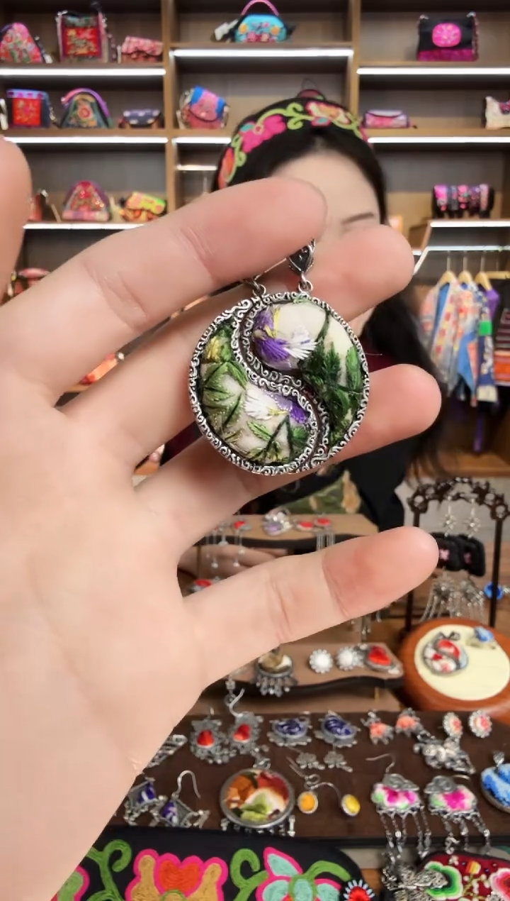 【闪购商品】织绣18蒙阿苏苗绣传承