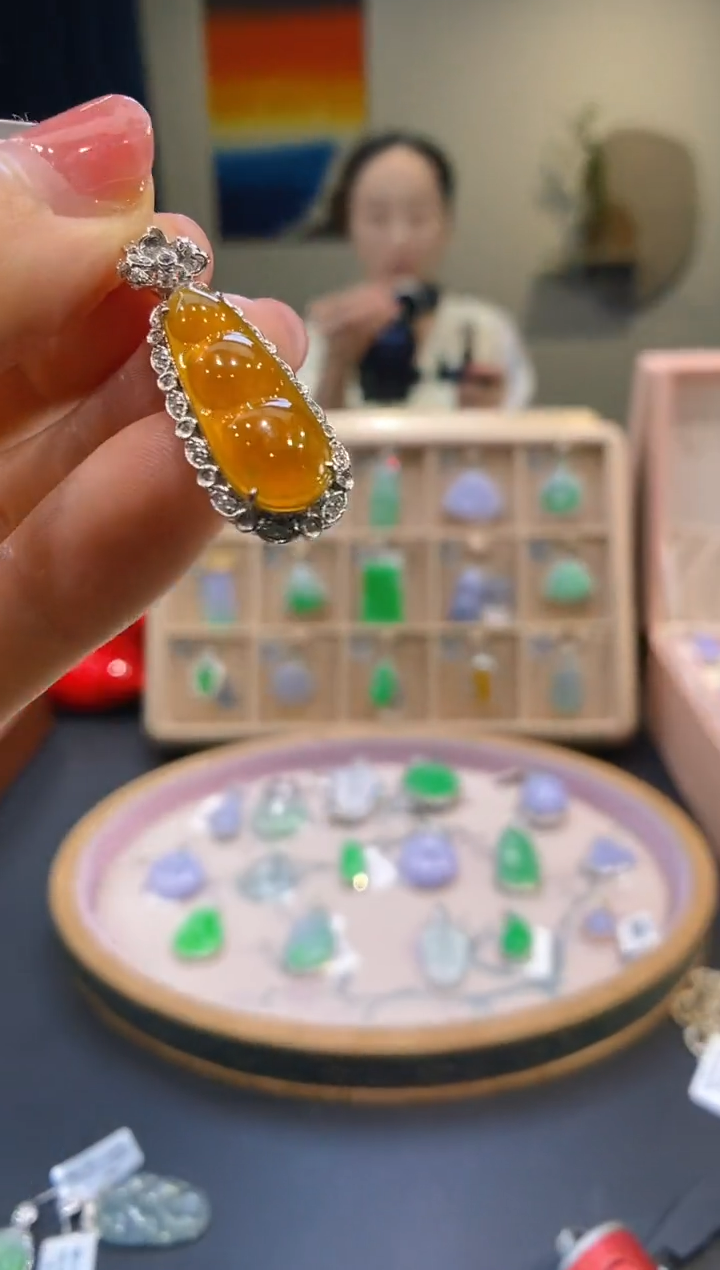 【闪购商品】翡翠吊坠(不含链)18K金镶嵌豆子