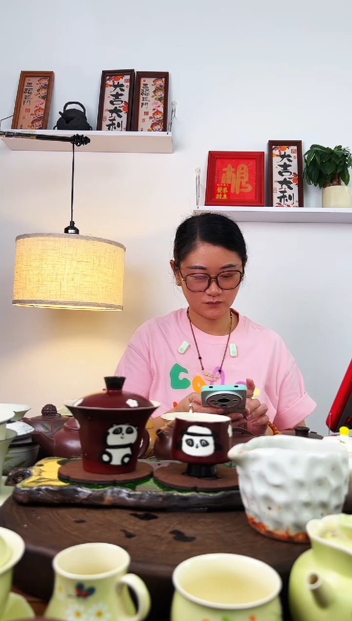 景德镇陶瓷红色熊猫盖碗套装