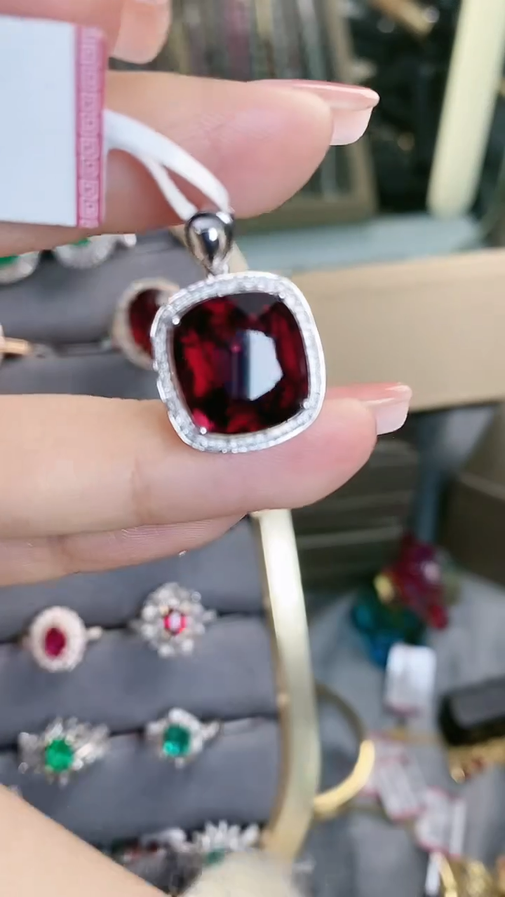 【闪购商品】碧玺吊坠18K金镶嵌18K金镶嵌碧玺吊坠