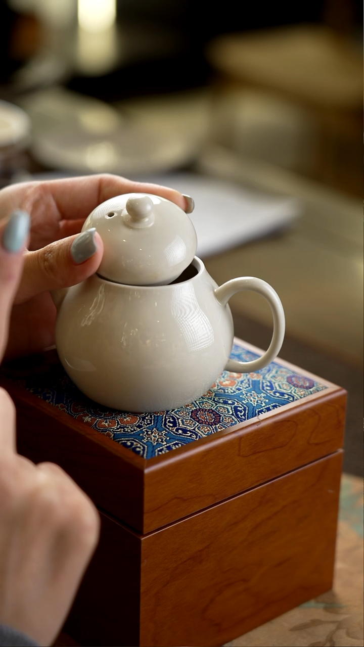 微瑕文旦壶， 盖子一除着色，把手小开裂