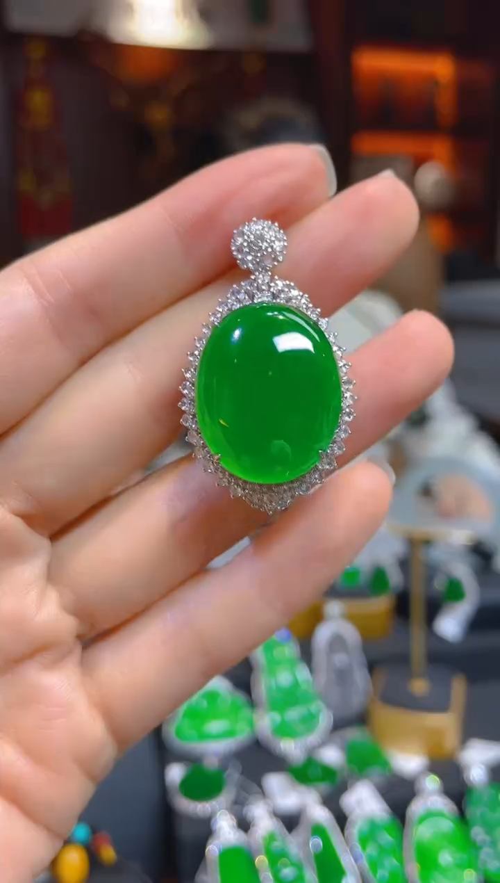 【闪购商品】翡翠颈饰18K金镶嵌119701天然A货翡翠蛋面吊坠