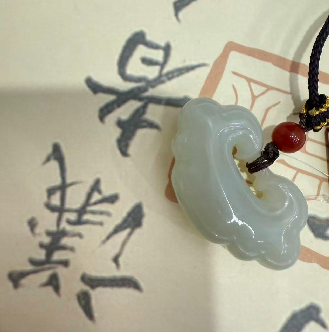 周大生和田玉吊坠如意锁
