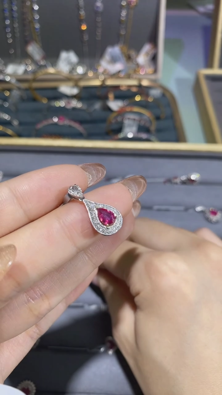 【闪购商品】红宝石颈饰18K金镶嵌吊坠