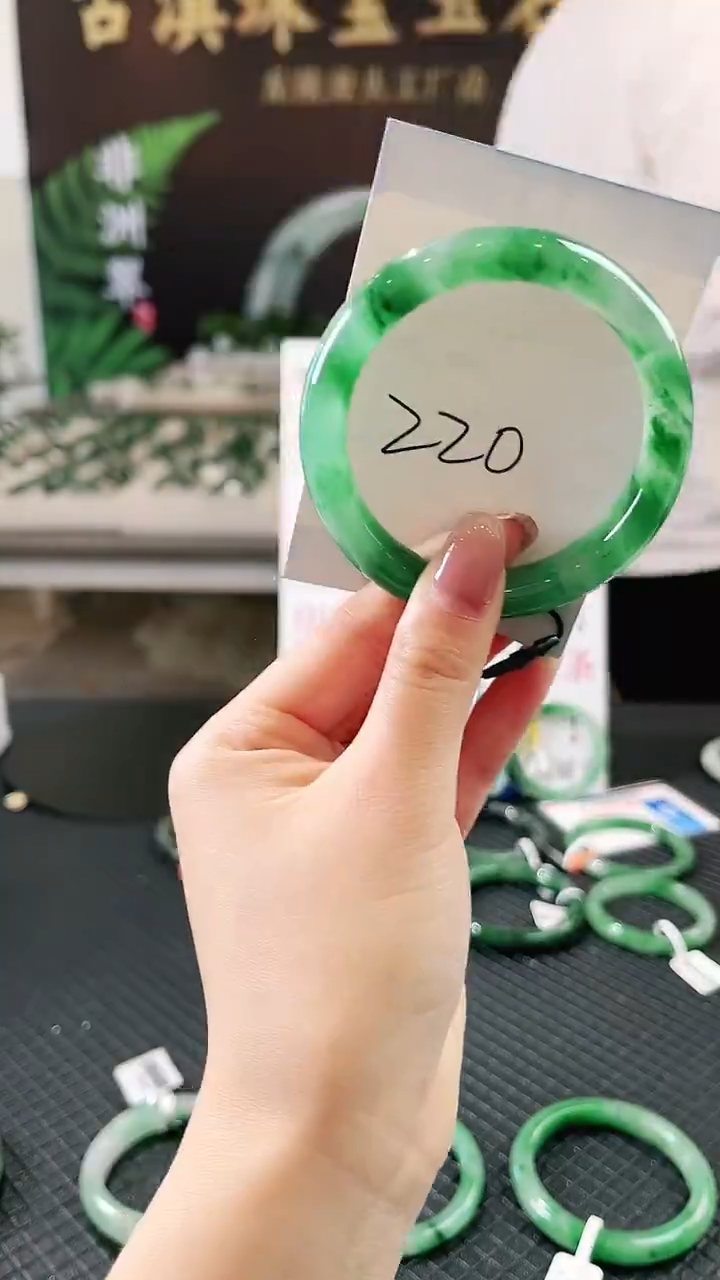 未镶嵌手镯石英质玉（非洲翠）微瑕一经发货运费不退介意勿拍