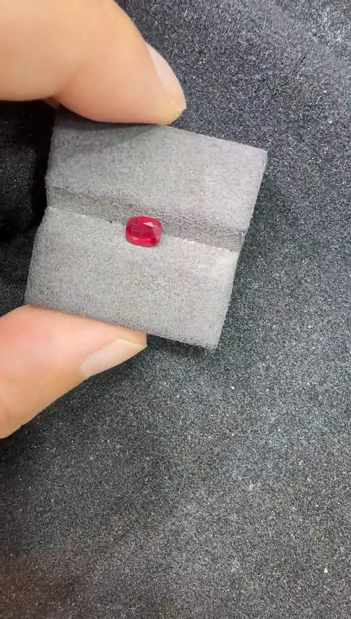 未镶嵌定制定制红宝石天然0.8克拉无烧鸽血红国际证书