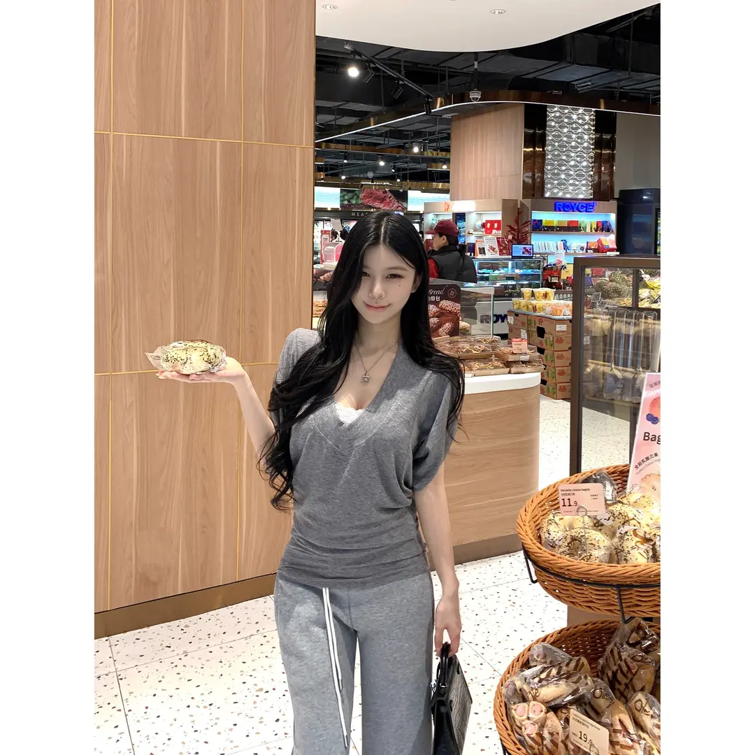 洛凡思蝙蝠袖大v领短袖t恤女2025夏季新款设计感修身显瘦辣妹上衣
