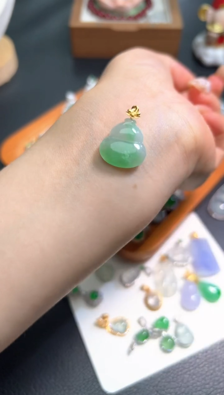 翡翠18K金镶嵌颈饰收到货品48小时鉴赏期（超时不退不换）