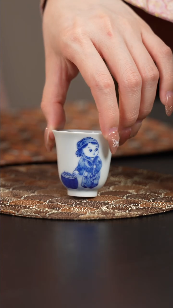 【闪购商品】杯看山柴窑青花童子