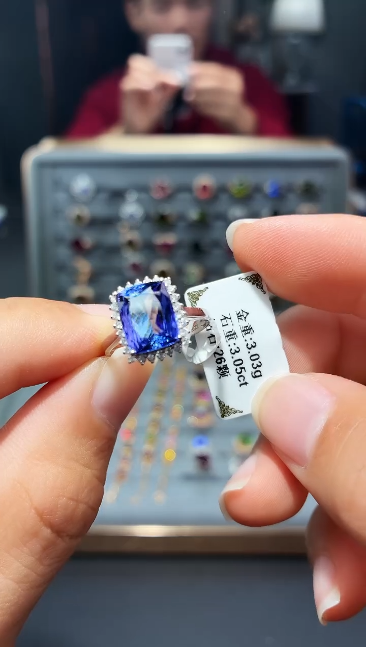 18K金镶嵌戒指坦桑石3.05.