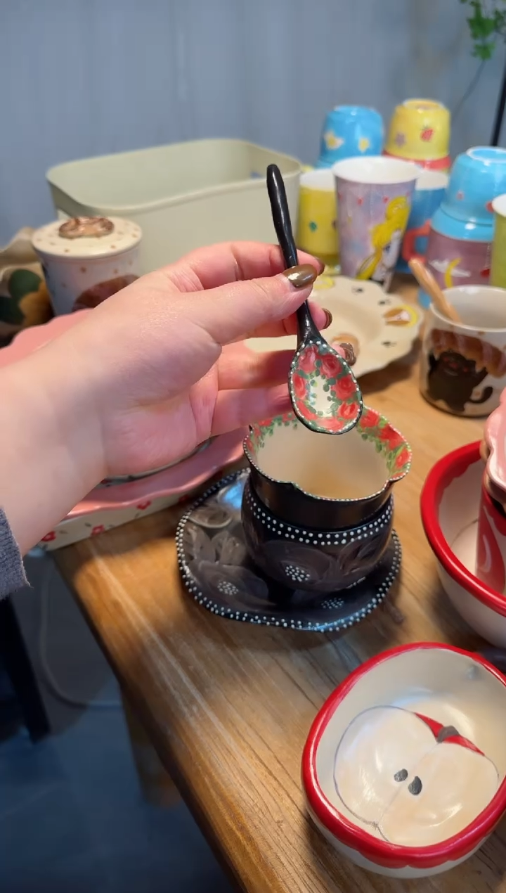 【闪购商品】黑色玫瑰手捏勺子高温瓷器