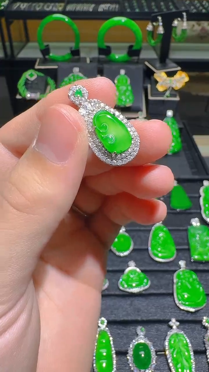 【闪购商品】翡翠吊坠(赠链)未镶嵌天然A货翡翠