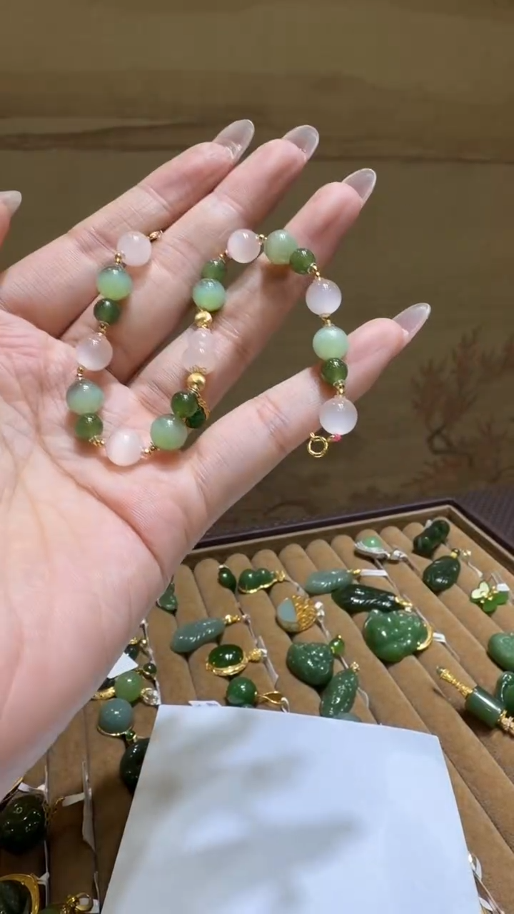 颈饰18K金镶嵌和田玉手链