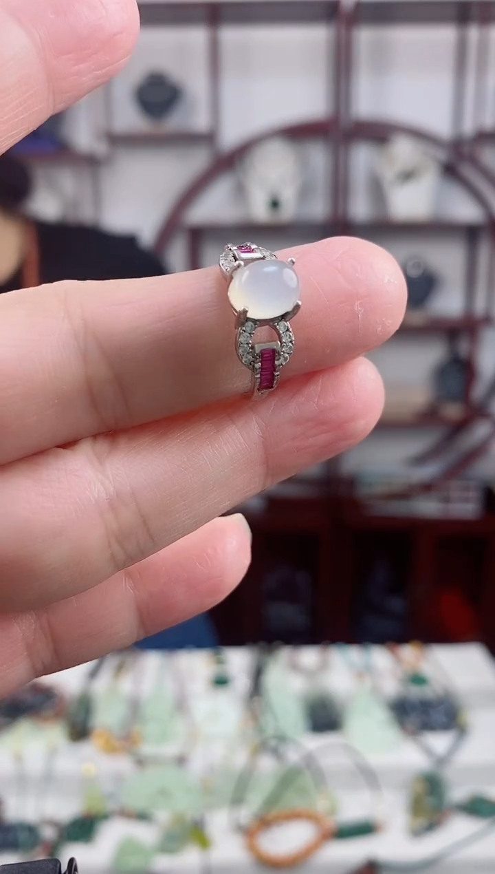 未镶嵌岫玉颈饰1