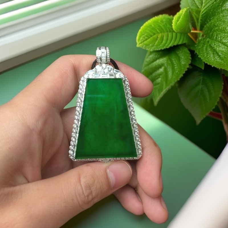 天然翡翠A货阳绿无事牌吊坠，大号