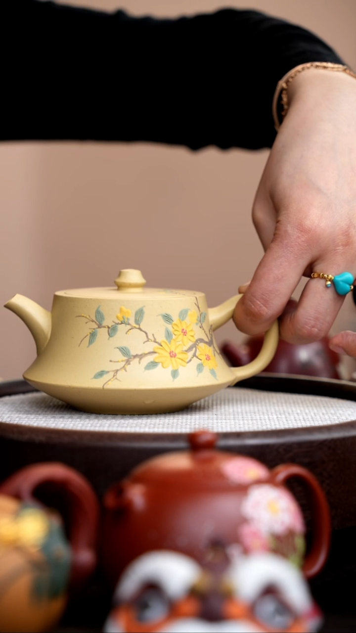 茶壶紫砂?***?本山绿柱础泥绘黄花 