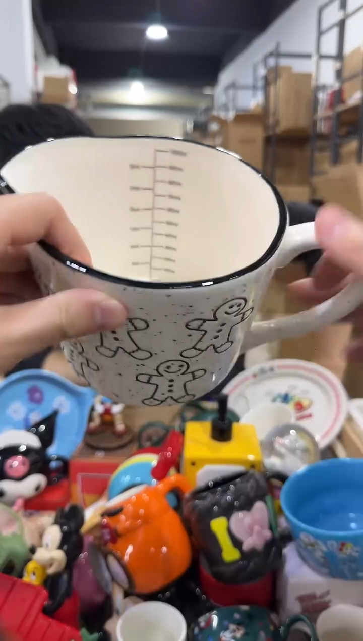 瓷片姜饼人奶壶  