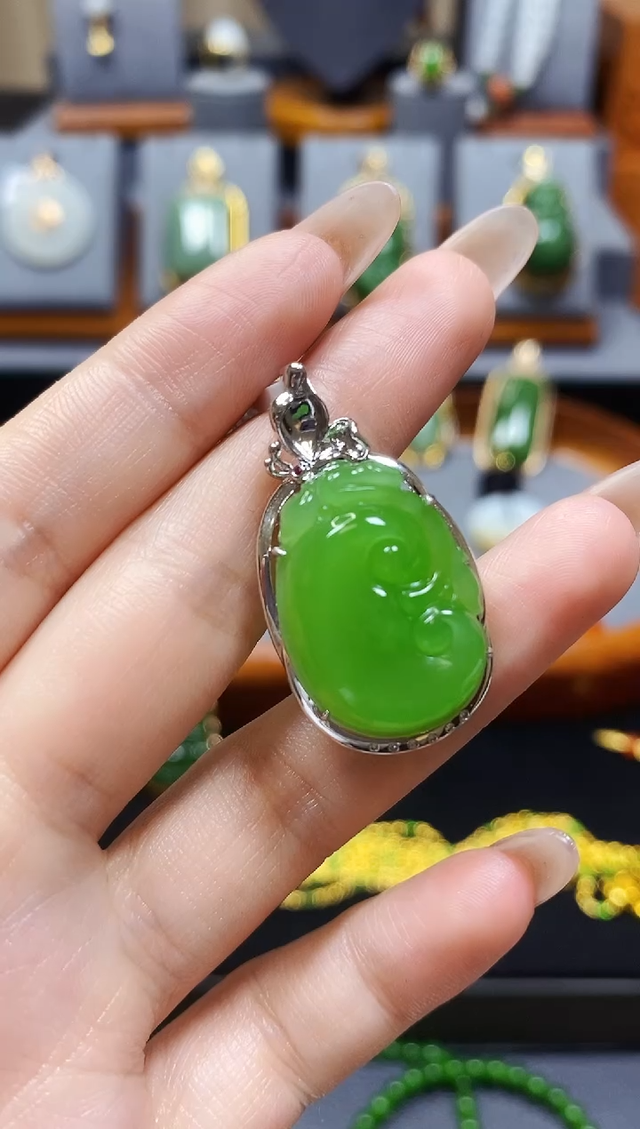 【闪购商品】和田玉苹果绿如意吊坠18K金镶嵌*