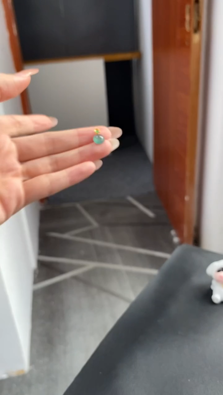 颈饰18K金镶嵌翡翠吊坠