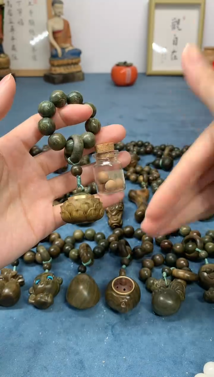 【闪购商品】维腊木（绿檀）把件莲花香囊 送1瓶香丸