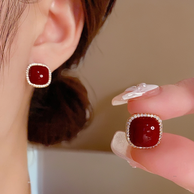 铜合金锆石耳饰 通勤小巧锆石方形精致耳钉复古小众红色气质百搭