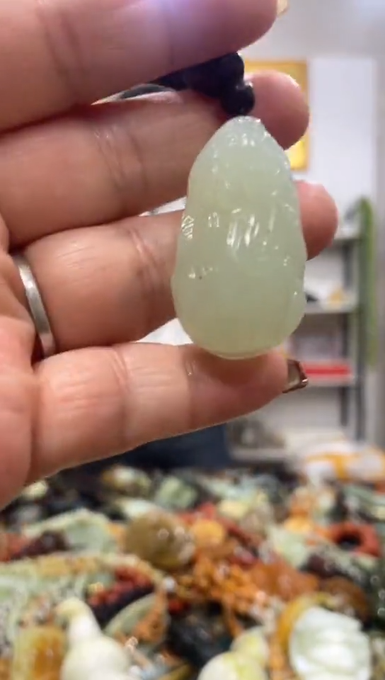 未镶嵌蛇纹石玉吊坠   