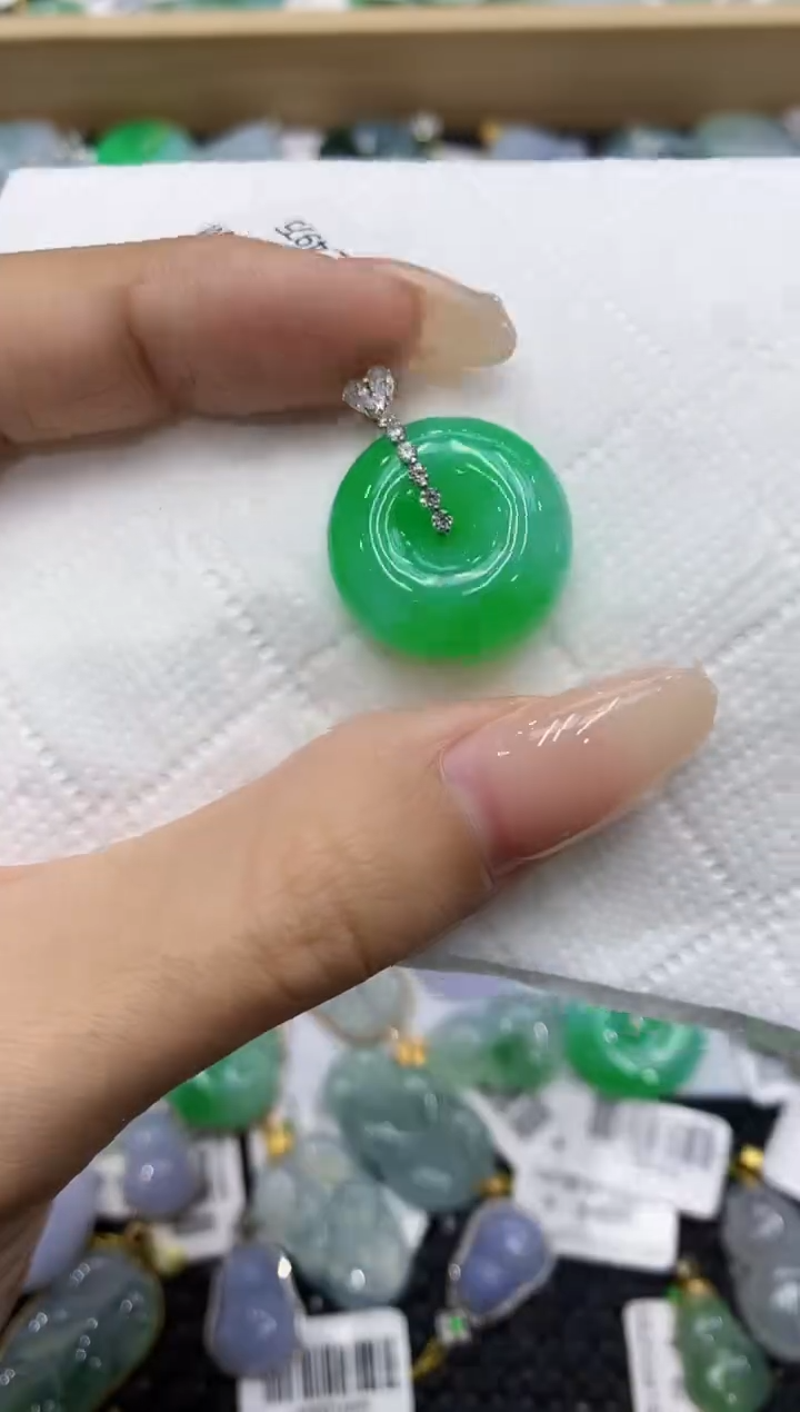 翡翠18K金镶嵌颈饰111111111111