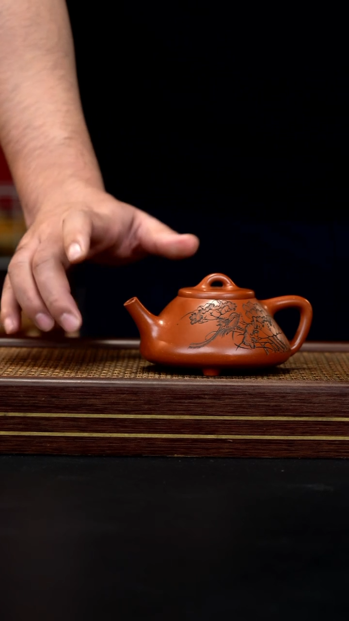 茶壶紫砂34 hzy  荷花刻绘  子冶石瓢