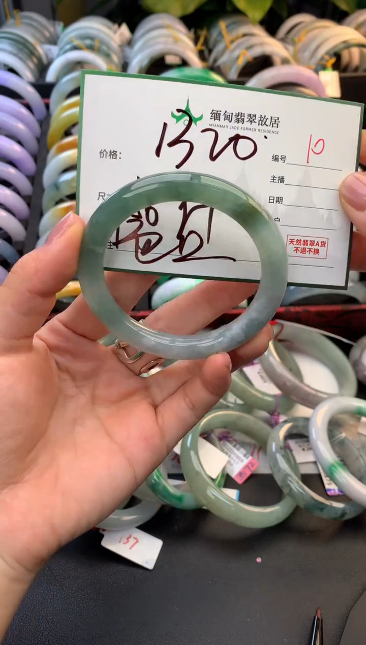 未镶嵌定制翡翠毛货需精细抛光+多人