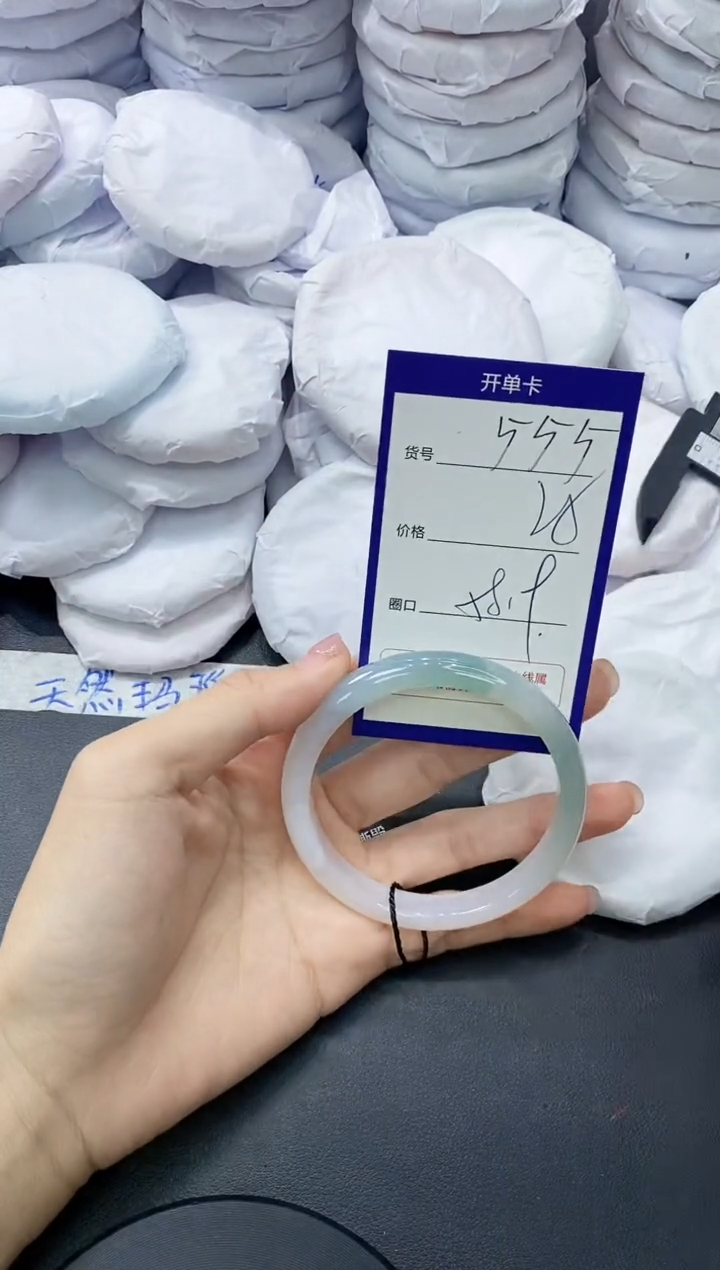 玛瑙/玉髓手镯未镶嵌555