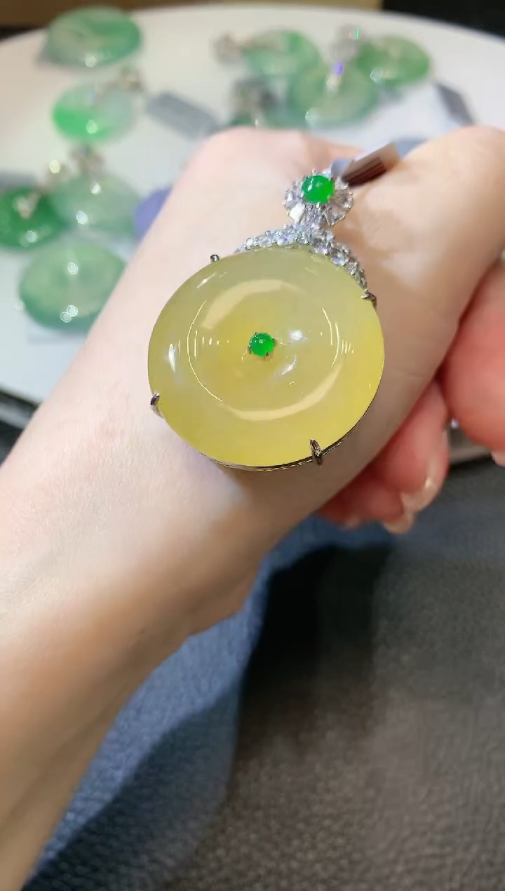 【闪购商品】翡翠吊坠(不含链)18K金镶嵌A73