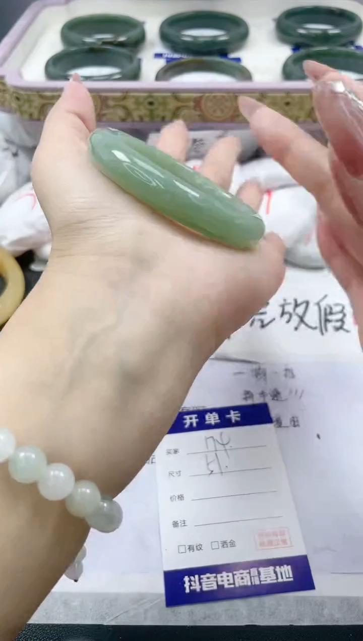 【闪购商品】石英质玉手镯未镶嵌174/51