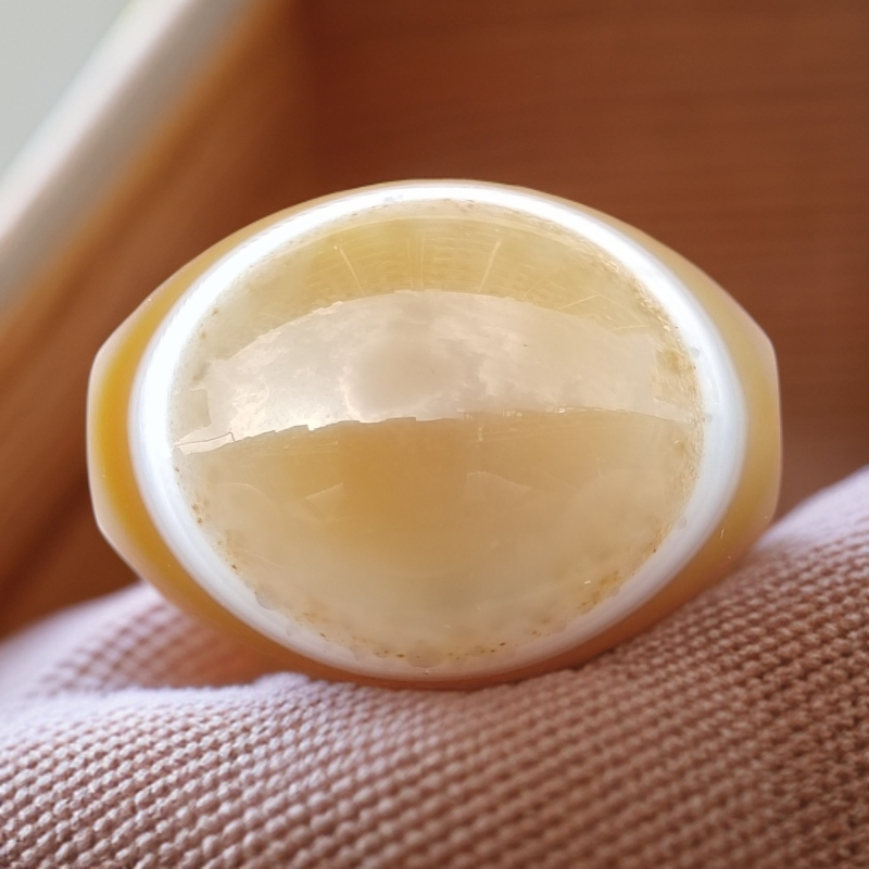 天然巴西玛瑙天珠 尺寸：36*28一眼天珠瓷白套线 黄金一眼锁骨吊坠