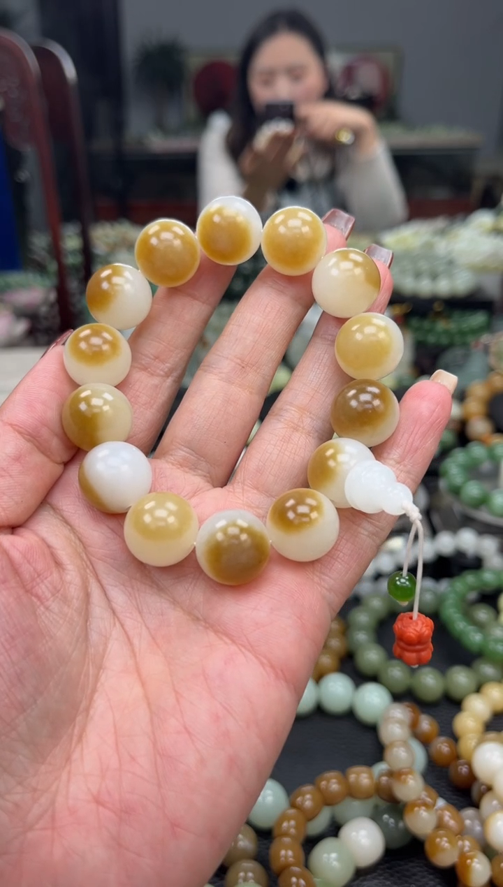 【闪购商品】和田玉手串未镶嵌俄芭莎糖白卡15+