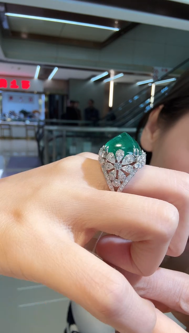 18K金镶嵌戒指祖母绿25.43ct