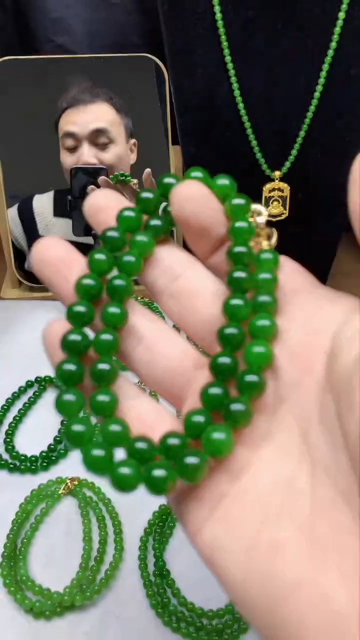 【闪购商品】和田玉（碧玉）颈饰未镶嵌卡10的菠菜绿