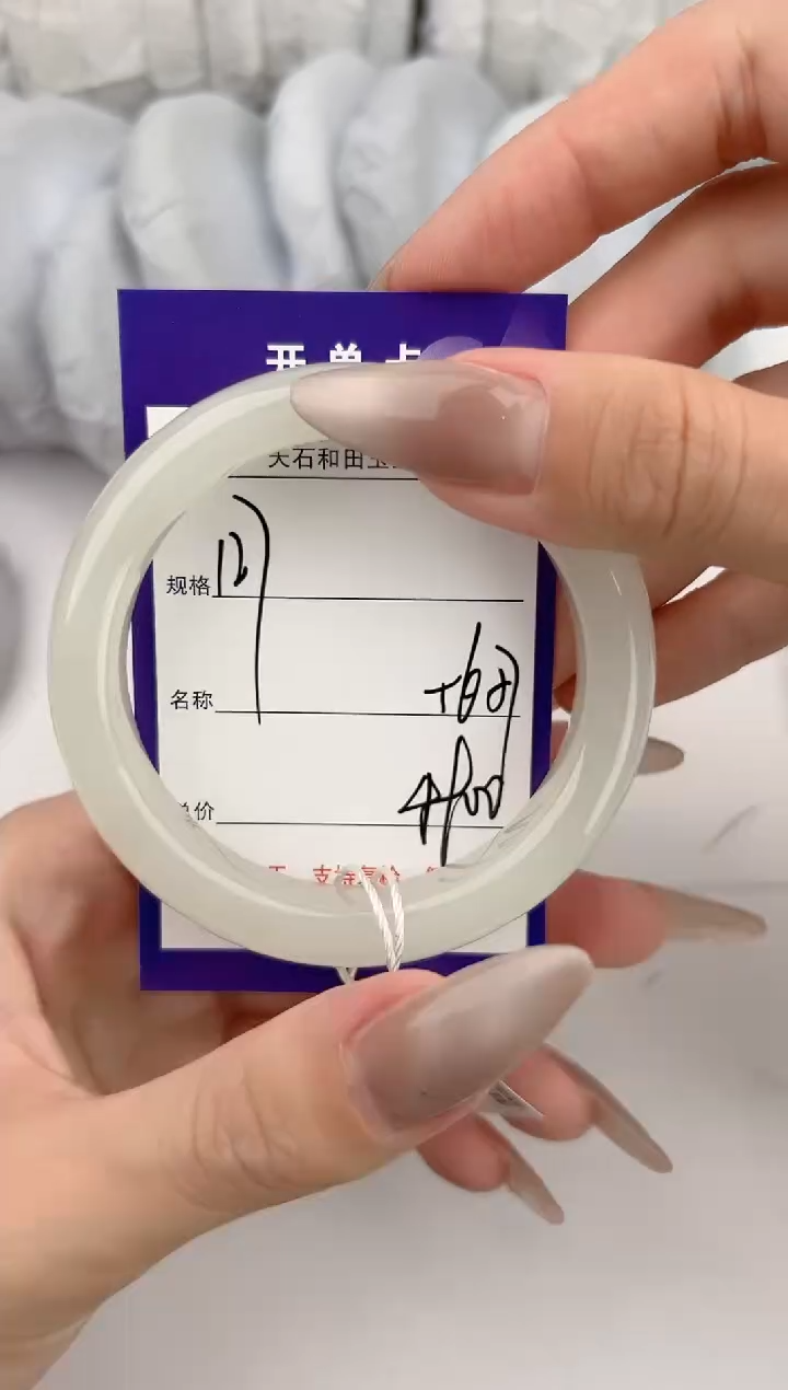 和田玉手镯未镶嵌127颜色微差无瑕疵