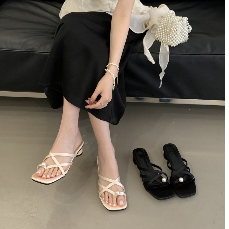 夹趾珍珠拖鞋女夏外穿2025新款配裙子高级感时尚法式粗跟凉拖鞋女