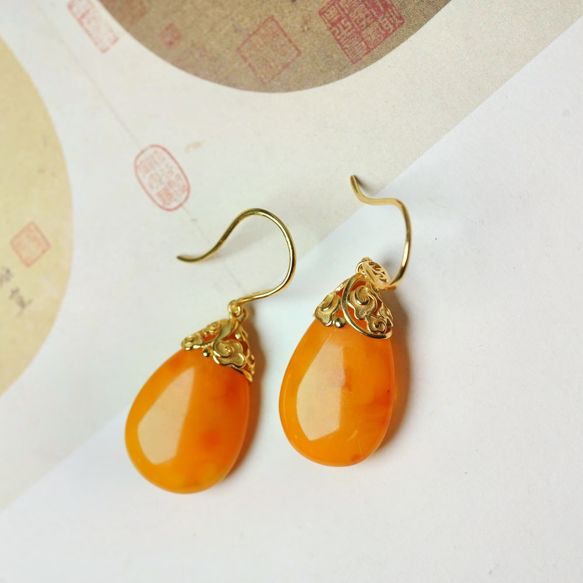 衣锦媚行 925银镀金蜜蜡水滴耳饰E2780