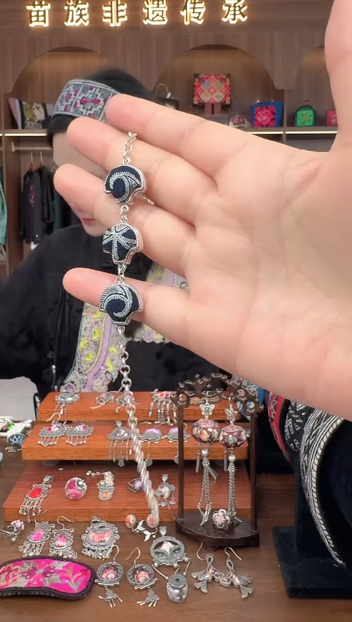 【闪购商品】织绣扶光苗绣传承137