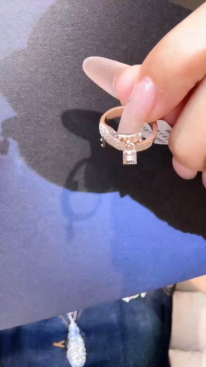 18K金镶嵌戒指钻石小锁戒指13#