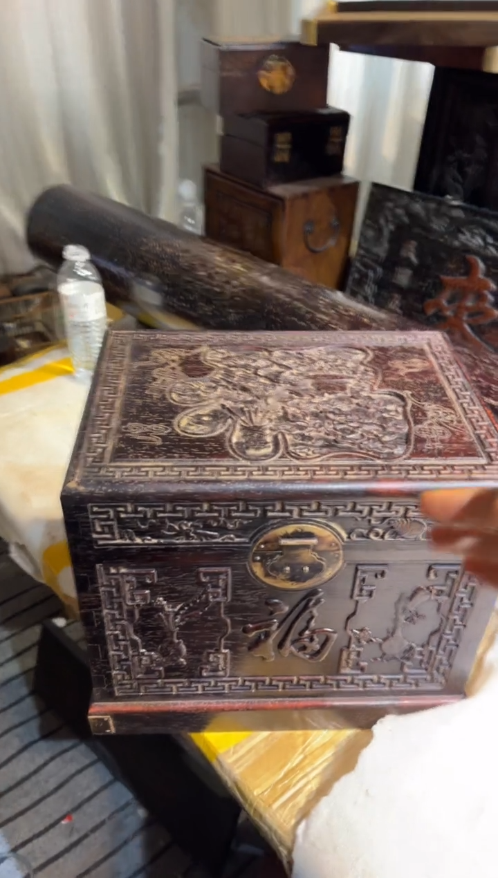 木紫檀文房四宝雕刻福字老箱子